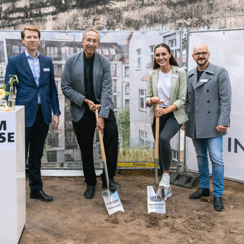 Spatenstich beim Neubauprojekt HELMHOUSE in Berlin-Prenzlauer Berg - Personen von links nach rechts: Andreas Stolpe (Geschäftsführer der INCEPT GmbH), Sergei Tchoban (Leiter und Architekt bei TCHOBAN VOSS Architekten), Adela Dacic (Project Manager Development bei der INCEPT GmbH), Miguel Rueda Valero (Head of Residential Development Berlin bei der INCEPT GmbH) © ZIEGERT Group Holding GmbH