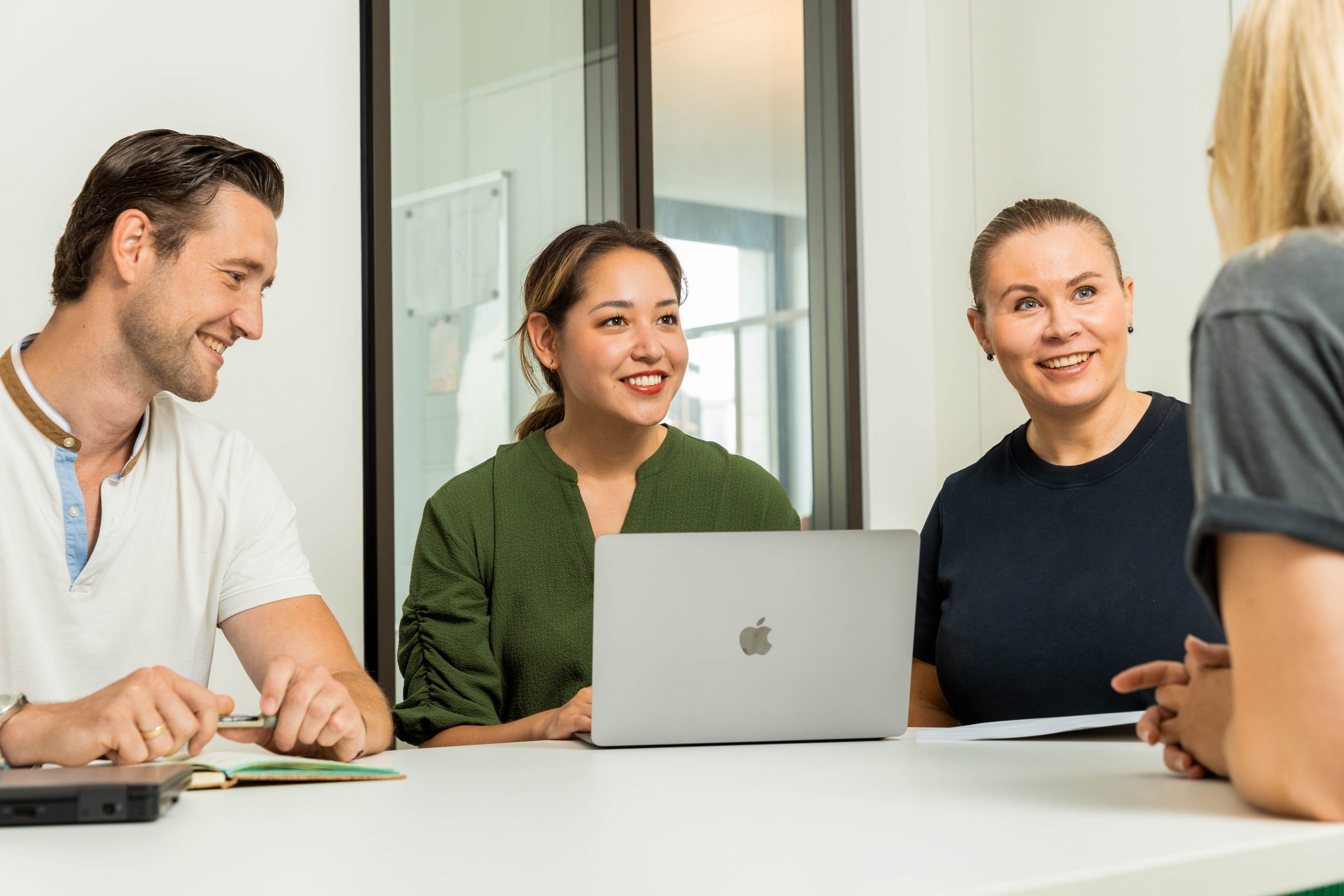 Vier Mitarbeiter:innen in einem Meeting im Büro | INCEPT GmbH